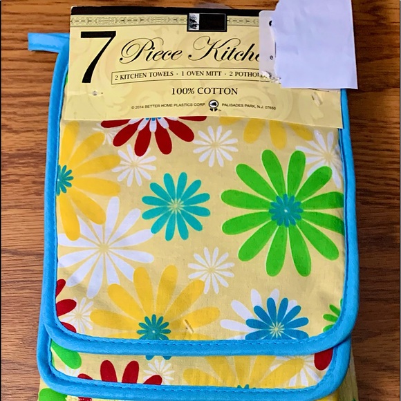 7 Piece Kitchen Set with Towels Oven Mitt Flowers - Picture 1 of 9